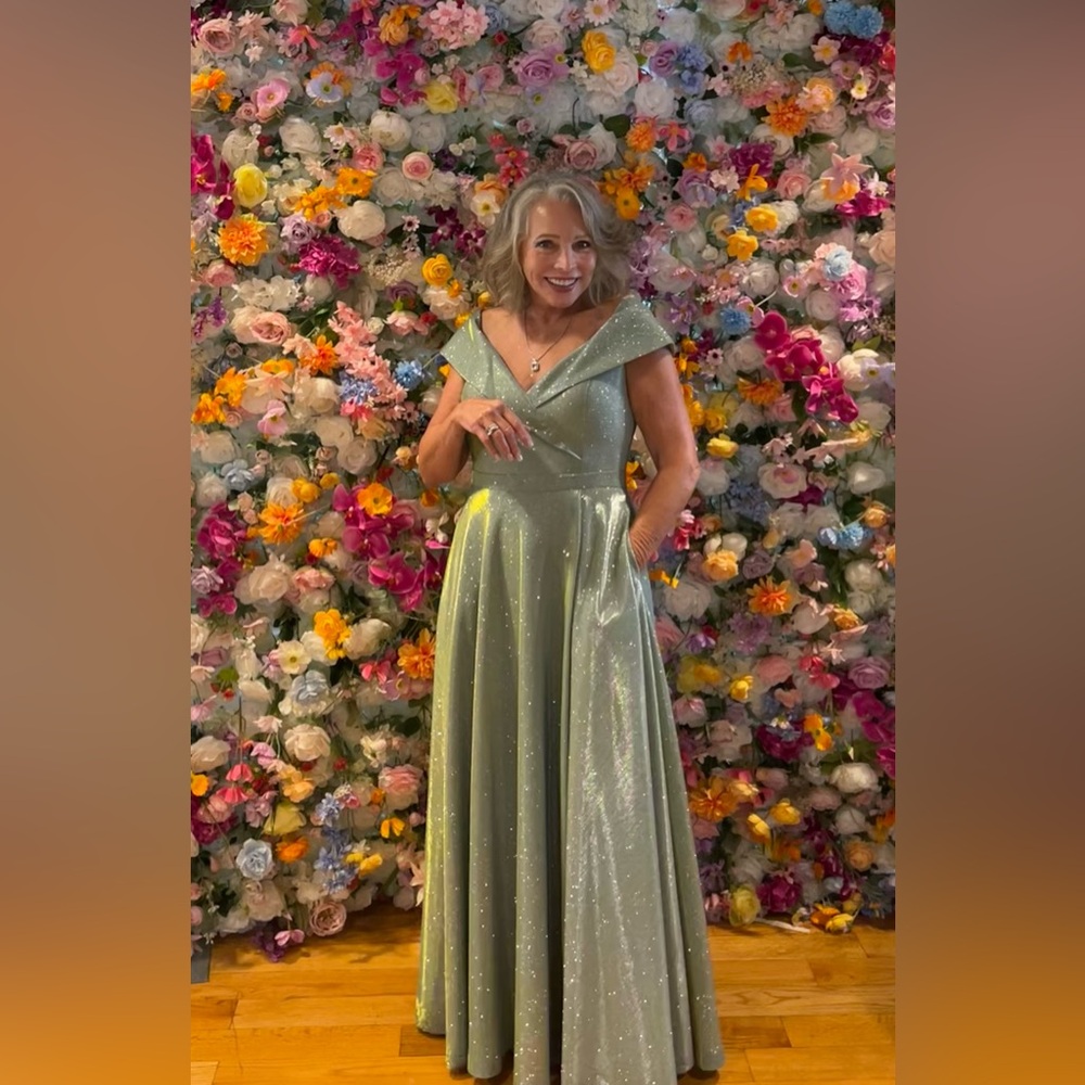 Elegant Off-Shoulder Evening Gown - Picture 4 of 4